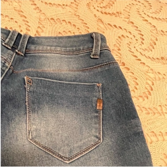 1822 BERMUDA women's denim jean shorts size 4 whiskers medium wash cuffed EUC - Picture 9 of 14